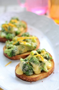 Cheesy-Broccoli-Crostini-Cheddar-Cheese-Appetizer-Holiday-The-Miniature-Moose-5